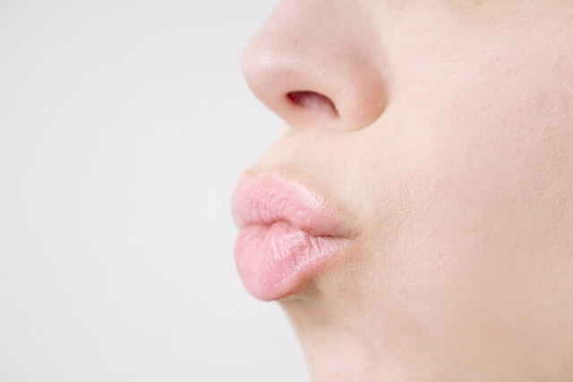 唇が荒れる・切れる原因とは！唇の荒れを治す8つのケア法
